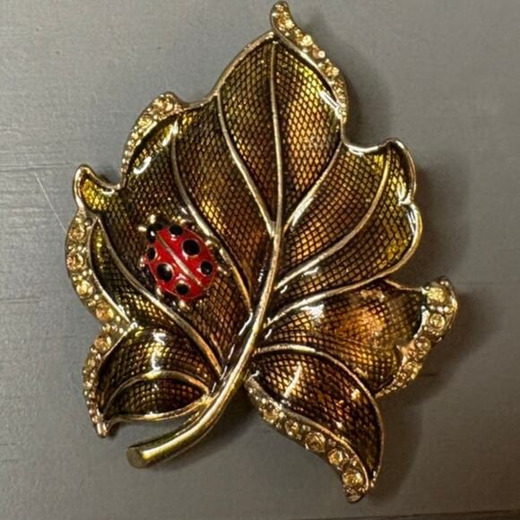 Liz Claiborne Jewelry - VTG Signed LC Gold Tone Leaf with Ladybug Brooch